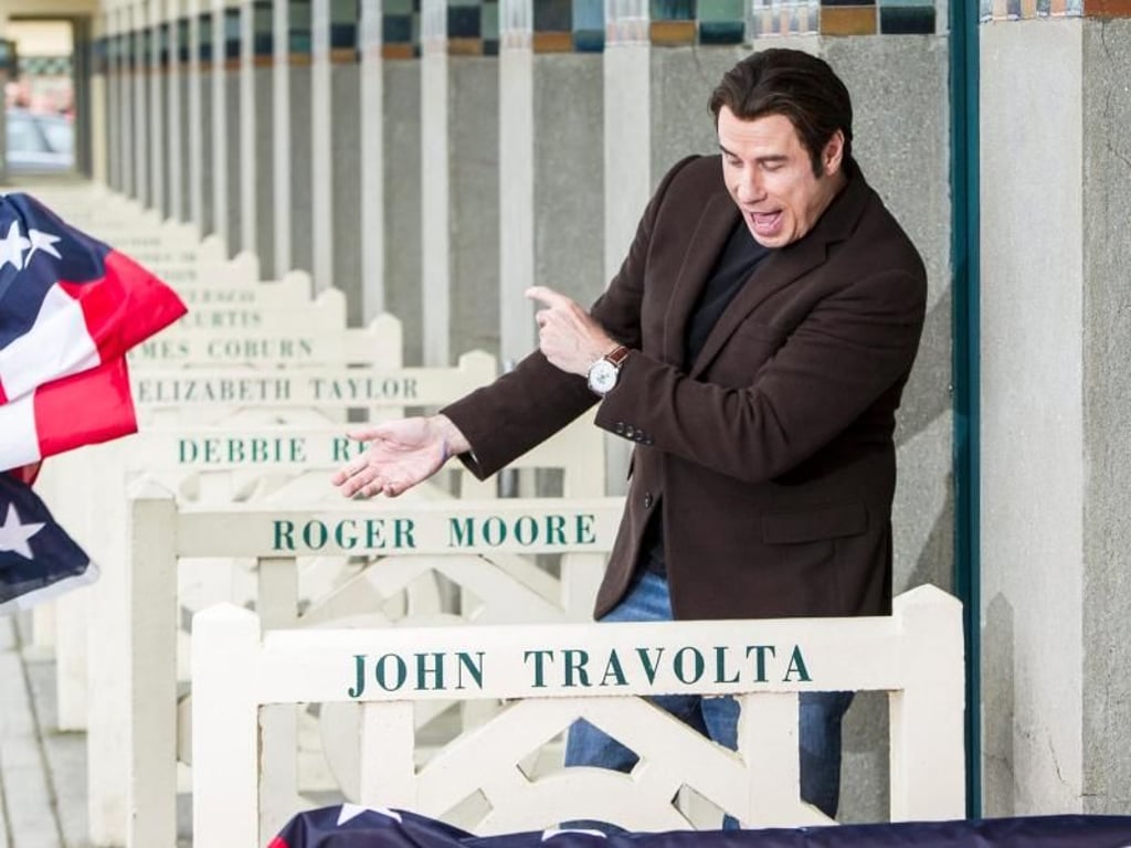 John Travolta hat in Deauville eine Strandumkleidekabine neben Roger Moore. Foto: Etienne Laurent/EPA