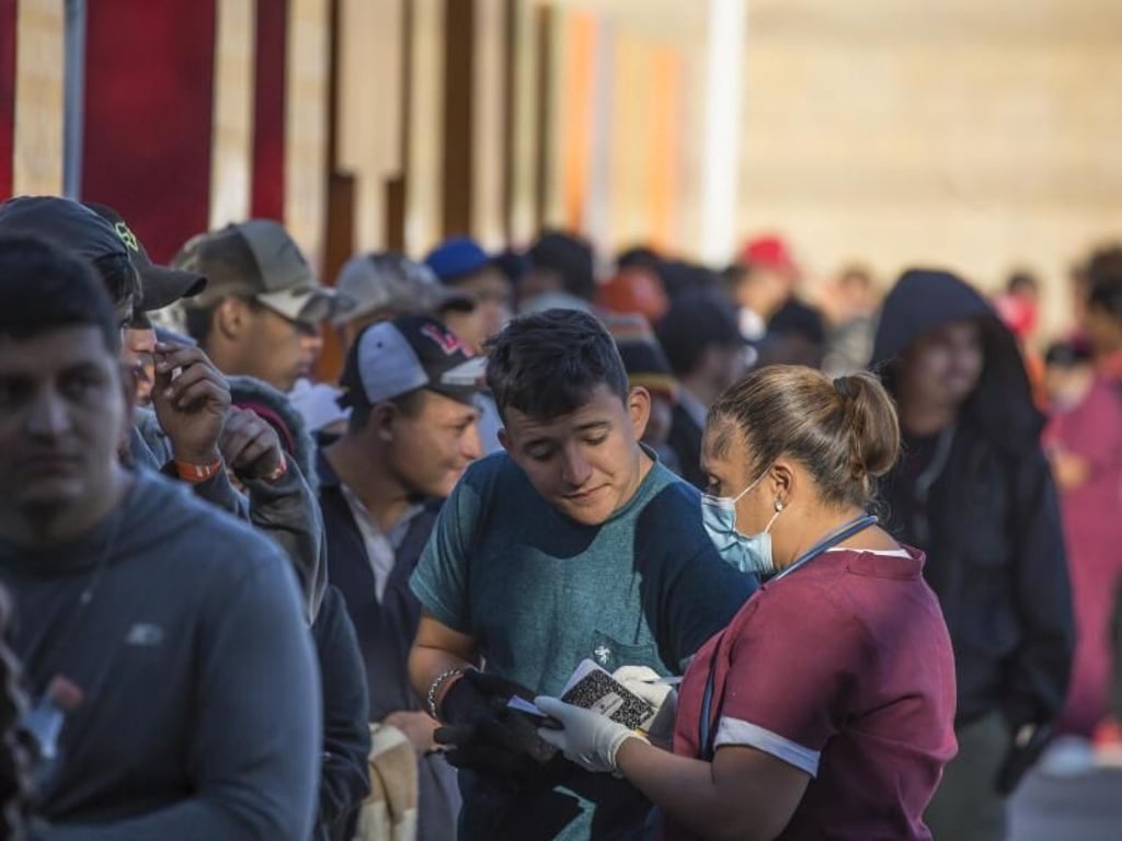 Migranten stehen Schlange am Grenzübergang Garita El Chaparral in Tijuana. Pro Tag werden rund 60 Interviews zu Asylanträgen geführt. Foto: Omar Martinez