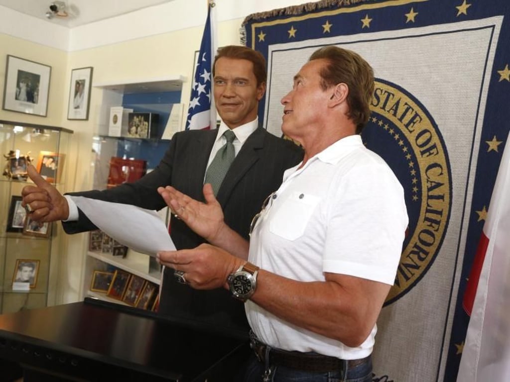 Arnold Schwarzegger (r) 2012 im Schwarzenegger-Museum in Thal (Österreich) neben seinem künstlichen Ebenbild. Foto: Markus Leodolter