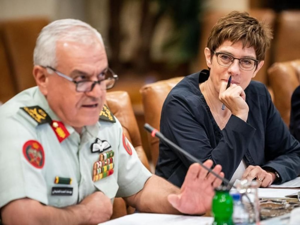 Annegret Kramp-Karrenbauer sitzt bei einer Besprechung neben Yousef Huneiti, dem
Armeechef von Jordanien. Foto: Michael Kappeler