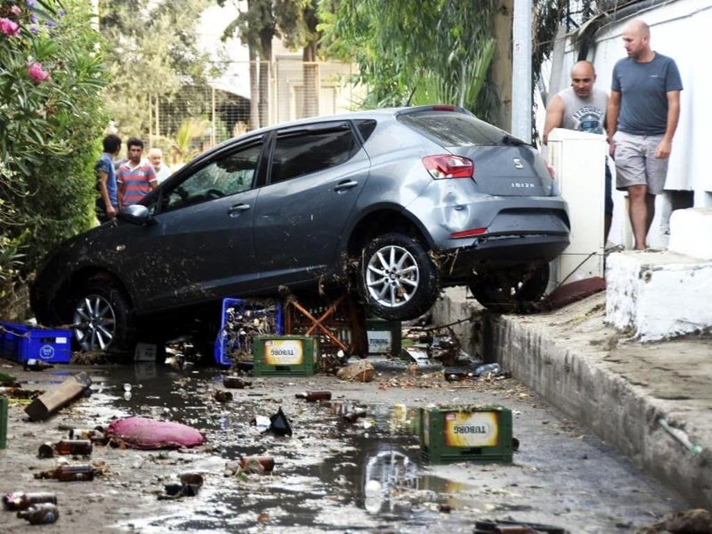 Ein beschädigtes Fahrzeug im türkischen Bodrum. Foto: Yasar Anter