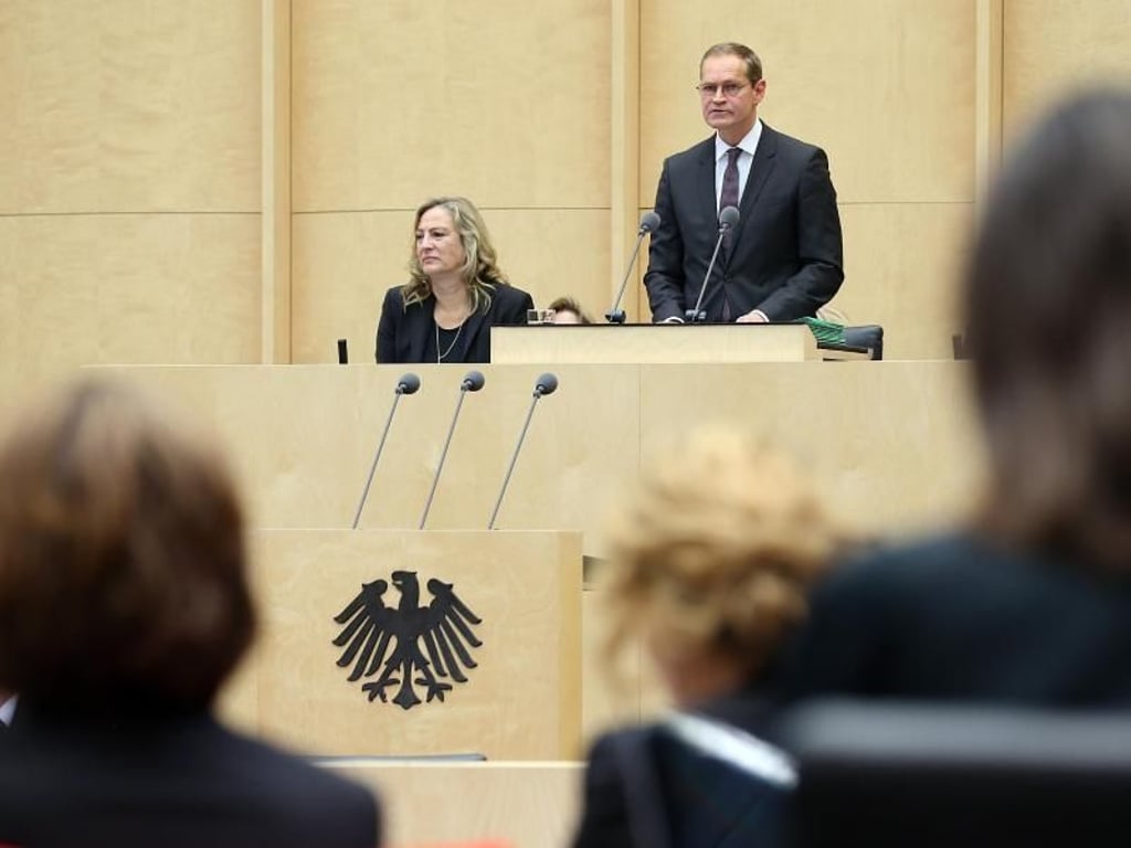 Der Regierende Bürgermeister von Berlin, Michael Müller hält im Bundesrat seine Antrittsrede als neugewählter Vorsitzender der Länderkammer. Foto: Wolfgang Kumm