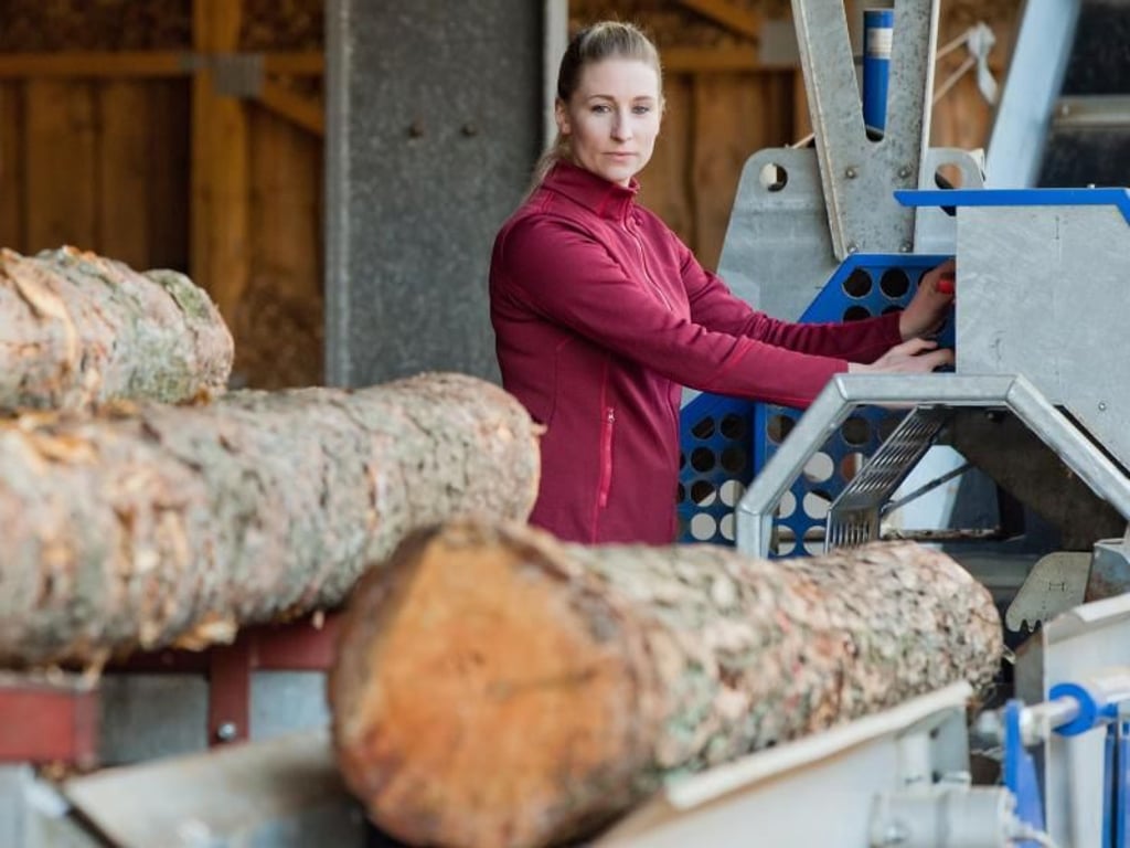 Die Waldprinzessin Manja Rohm kann ordentlich mit anpacken. Foto: Daniel Karmann