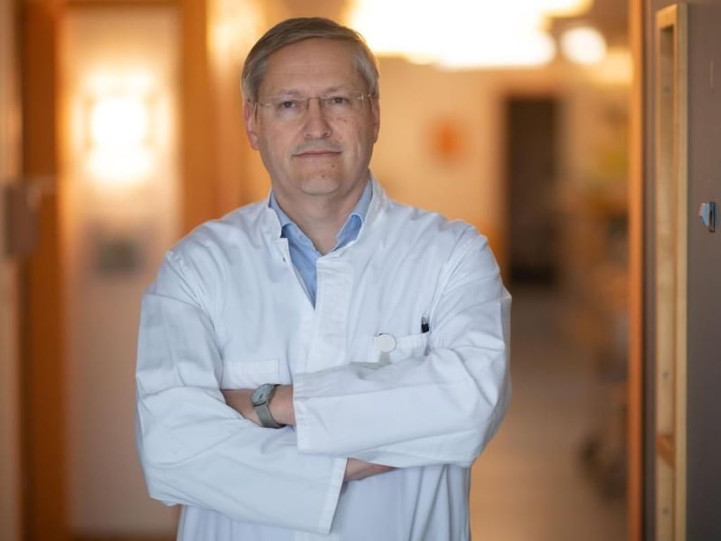 Peter Lang ist Leiter der Stammzellentransplantation der Kinderklinik in Tübingen. Foto: Marijan Murat