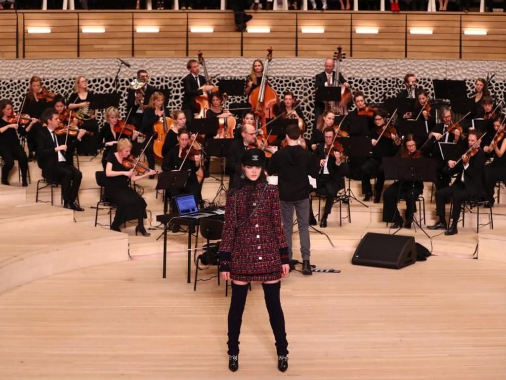 Großes Orchester und große Mode im Großen Saal der Elbphilharmonie. Foto: Christian Charisius