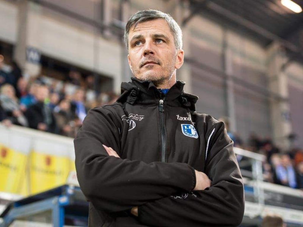 Magdeburgs Trainer Jens Härtel steht vor dem Spiel am Spielfeldrand. Foto: Guido Kirchner/Archiv