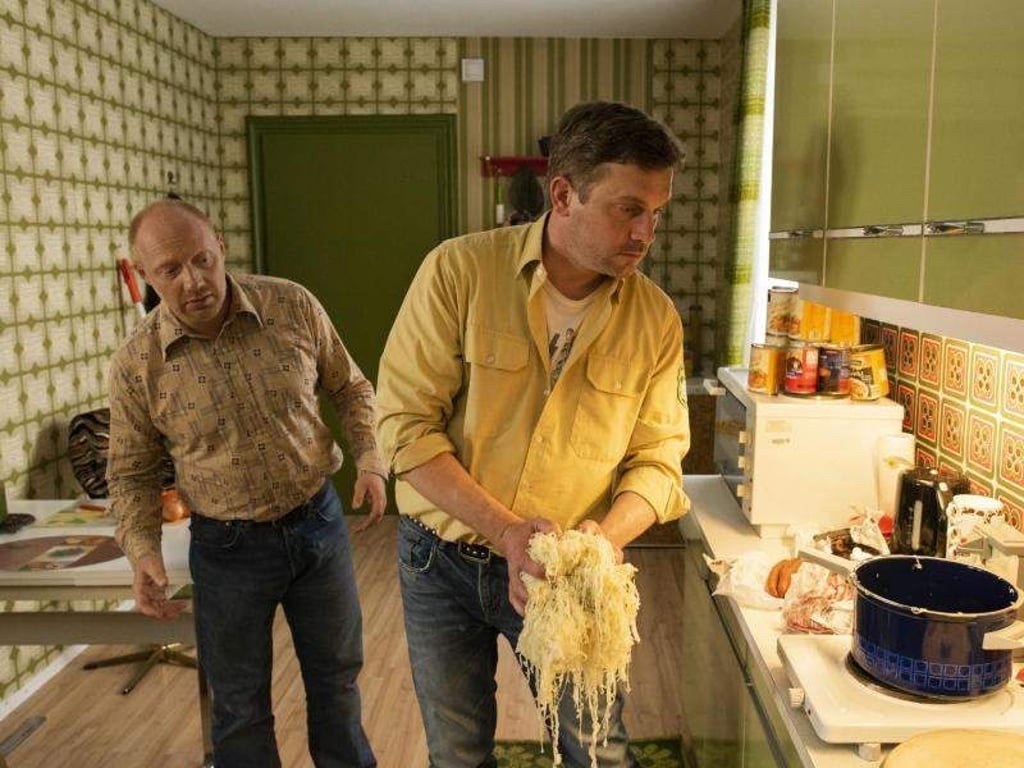 Simon Schwarz (l) als Rudi und Sebastian Bezzel als und Franz: Das WG-Leben der beiden ist kompliziert. Foto: Constantin Film