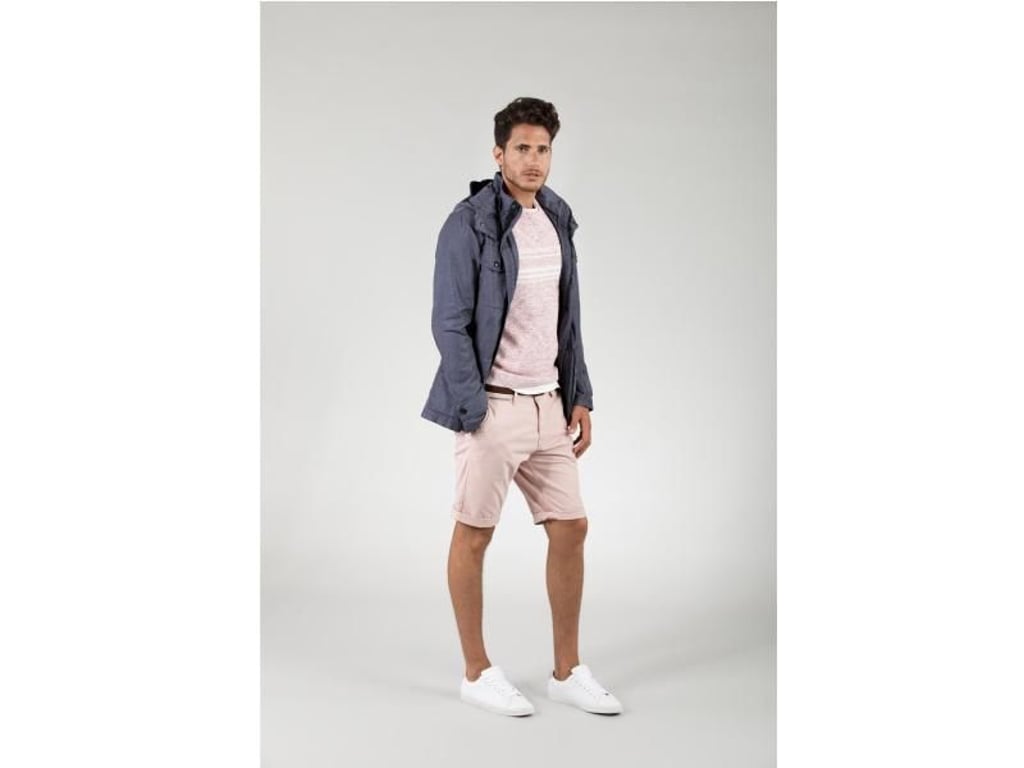 Kurze Hosen sind fester Bestandteil eines sommerlichen Freizeitoutfits. Auch bekannte Herrenausstatter wie zum Beispiel Tom Tailor haben diese selbstverständlich im Programm (Jacke ca. 100 Euro, Sweater ca. 50 Euro, Shorts ca. 40 Euro). Foto: Tom Tailor