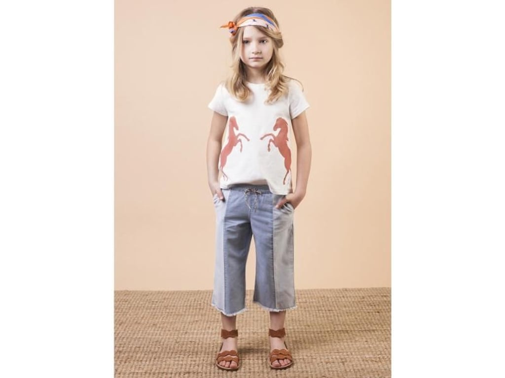 An ihnen kommt seit Jahrzehnten kein Mädchen vorbei: Pferdemotive auf der Kleidung sind weiterhin beliebt. Auch Chloé
hat sie im Frühling und Sommer 2019 im Programm (T-Shirt 63 Euro, Hose 115 Euro, Schuhe 198 Euro). Foto: Chloé
