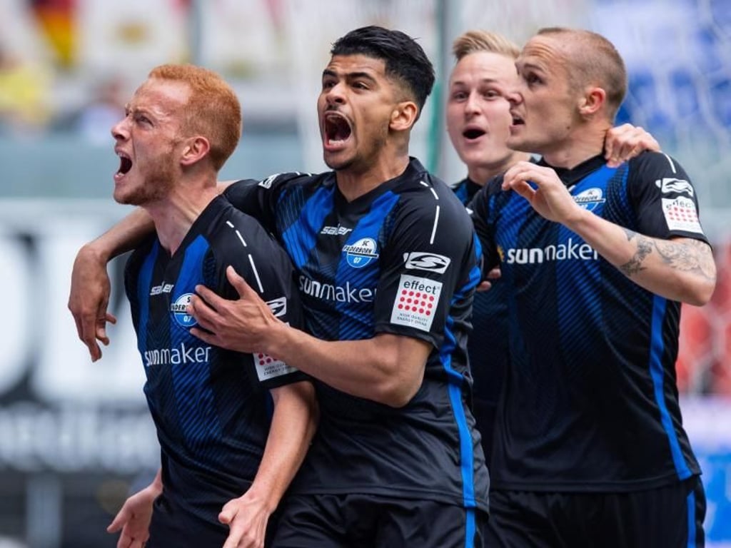 Paderborns Sebastian Vasiliadis (l-r) bejubelt sein Tor zum 1:0 mit Mohamed Dräger, Kai Pröger und Sven Michel. Foto: Guido Kirchner
