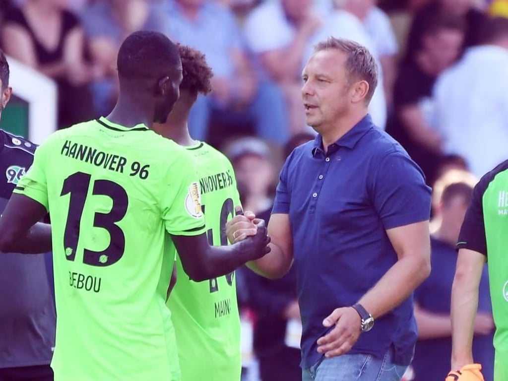 Hannovers Trainer André Breitenreiter bedankt sich bei Ihlas Bebou. Foto: Uli Deck