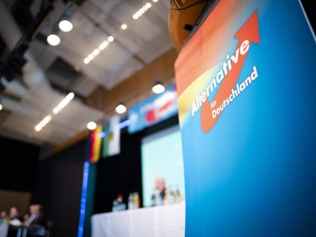 Ein Blick auf das Rednerpult auf dem Landesparteitag der AfD Sachsen. Foto: Alexander Prautzsch/Archiv