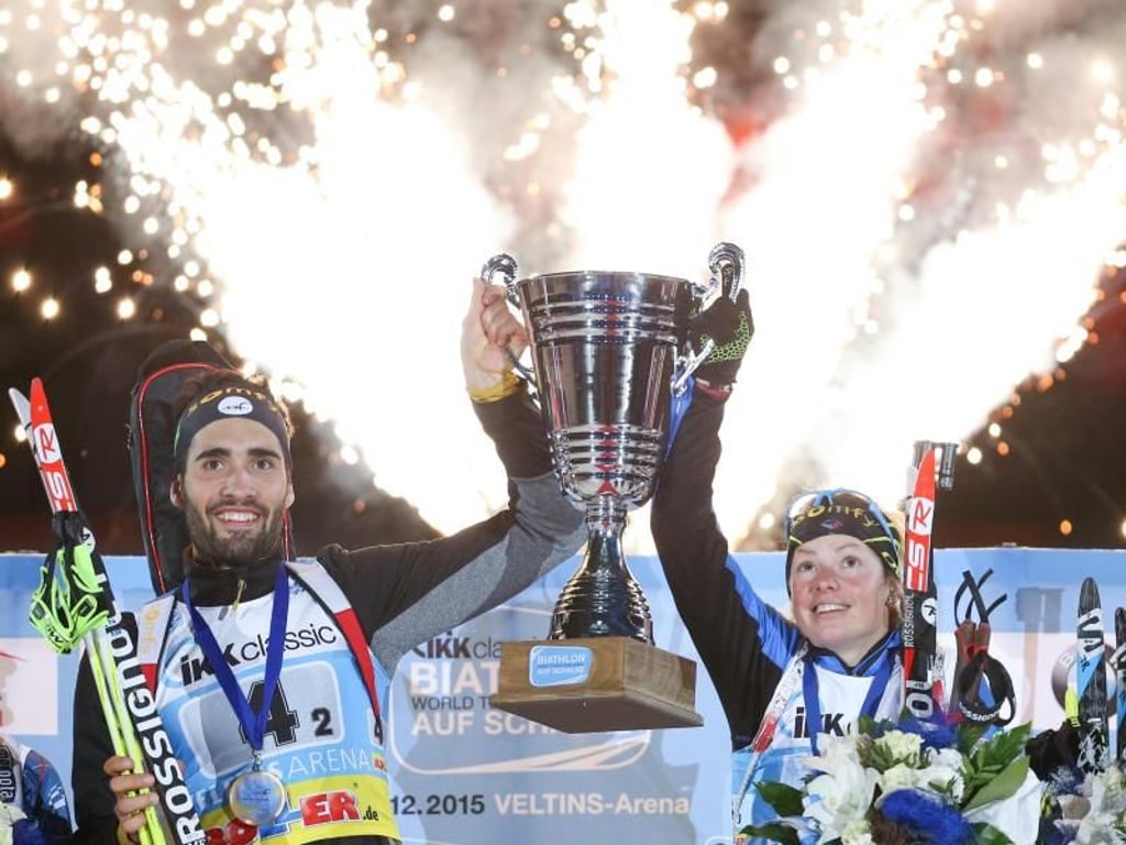 Das französische Duo Martin Fourcade und Marie Dorin-Habert feiert den Sieg. Foto: Friso Gentsch