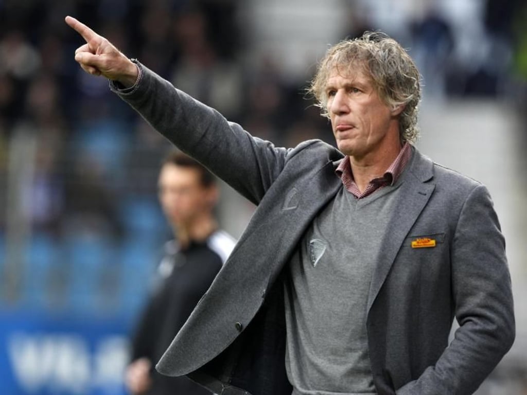 Bochums Trainer Gertjan Verbeek lenkt sein Team vom Spielfeldrand aus. Foto: Roland Weihrauch
