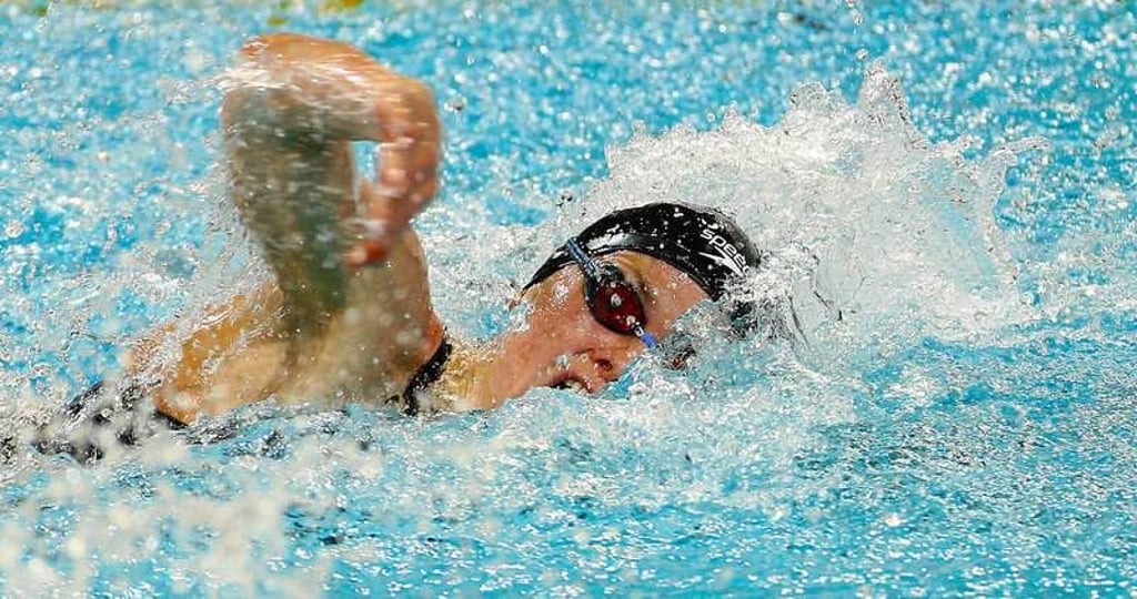 ARCHIV - Die Deutsche Britta Steffen schwimmt am 13.12.2012 im 100m-Freistil-Halbfinale bei den Schwimm-WM in Istanbul, Türkei. Diese Schwimm-Meisterschaft ist für Britta Steffen anders. Nach ihrem privaten und beruflichen Wechsel nach Halle/Saale kehrt sie in ihre alte Heimat Berlin zurück. Durch den Startverzicht von Freund Paul Biedermann steht sie wieder mehr als Einzelperson im Fokus. Foto: Hannibal/dpa (zu dpa-Korr: «Steffens Rückkehr in «Heimat»: Individualistin statt Schwimm-Paar » vom 23.04.2013) +++(c) dpa - Bildfunk+++