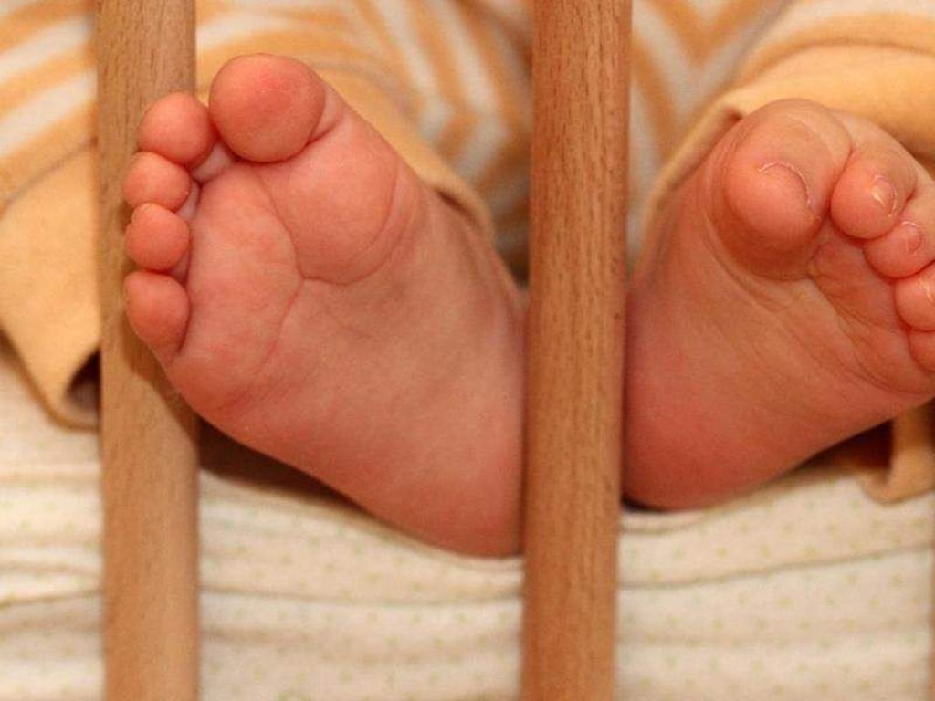 Schon kleinen Kindern wird oft beigebracht, im eigenen Bett zu schlafen. Wenn das nicht klappt, dürfen Eltern jedoch entspannt bleiben. Foto: Lars Halbauer