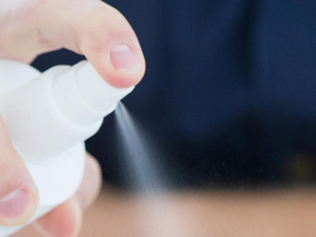 Spezielle Sprays können das Display widerstandsfähiger machen und somit schützen. Foto: Franziska Gabbert
