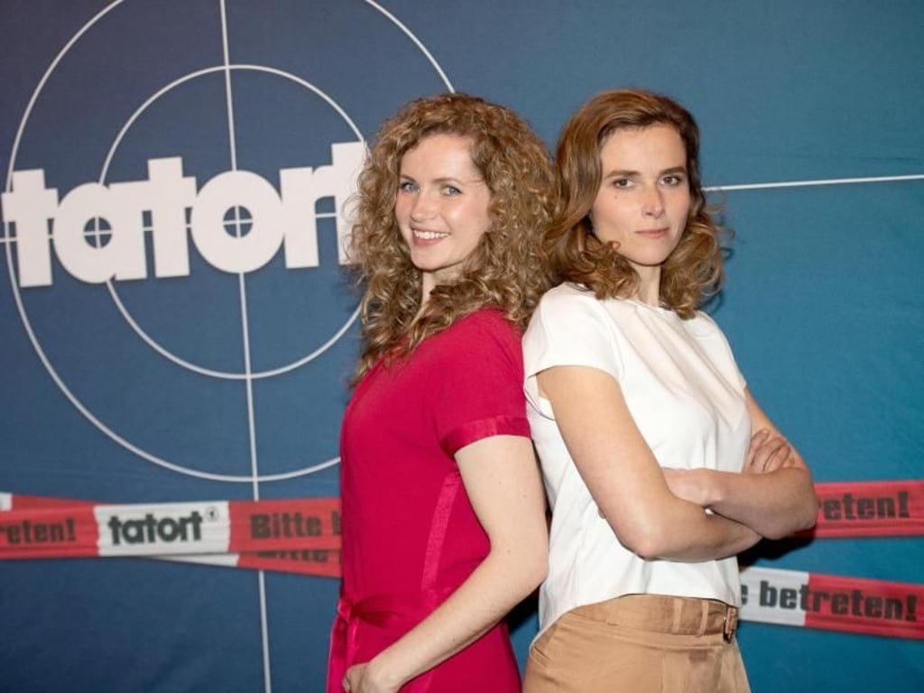 Die Schauspielerinnen Cornelia Gröschel (l) und Karin Hanczewski ermitteln jetzt gemeinsam in Dresden. Foto: Daniel Reinhardt