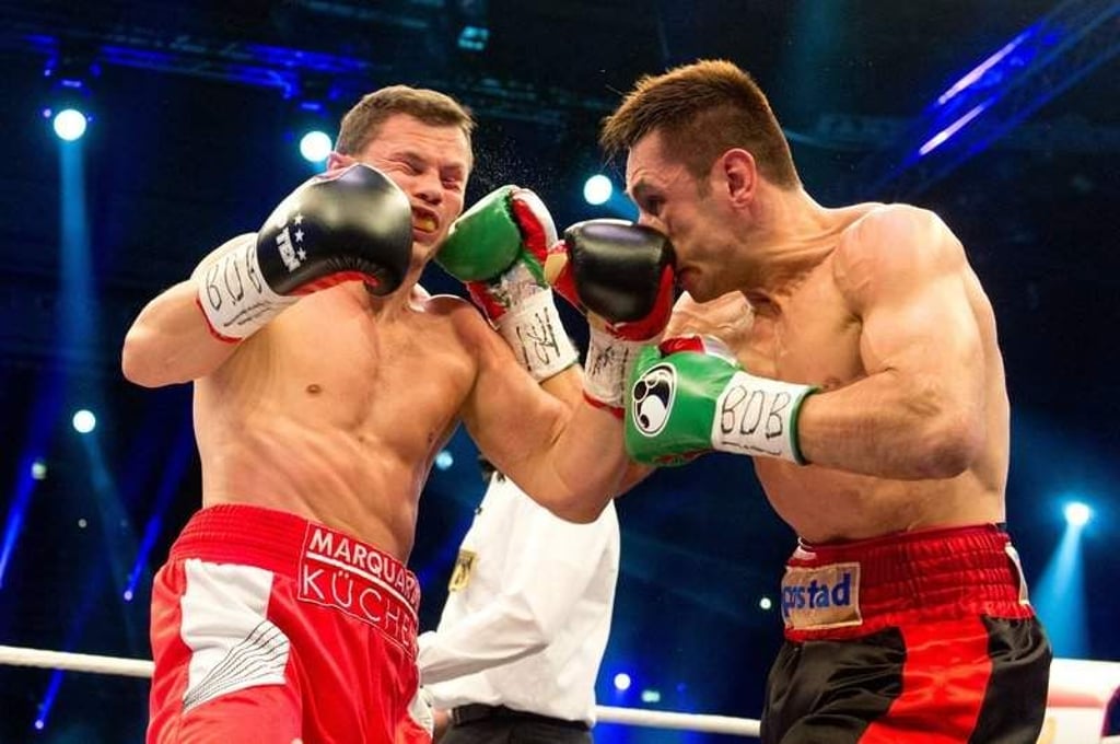 Die beiden deutschen Profiboxer Robert Stieglitz (l) und Felix Sturm boxen am 08.11.2014 im Supermittelgewicht in der Porsche Arena in Stuttgart (Baden-Württemberg). Foto: Sebastian Kahnert/dpa +++(c) dpa - Bildfunk+++