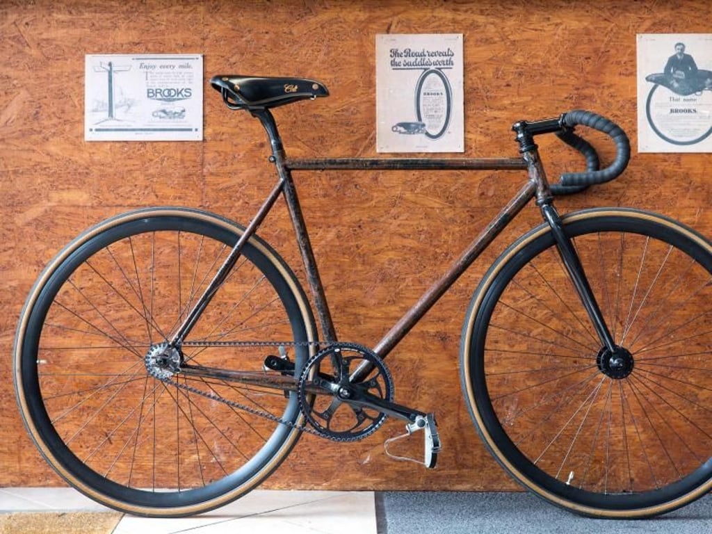 Riemen statt Kette: Das individualisierte Singlespeed-Rad mit Riemenantrieb haben die Mechaniker von «Bikedudes» in Berlin auch noch mit speziellem Rostfinish am Rahmen versehen. Foto: Florian Schuh