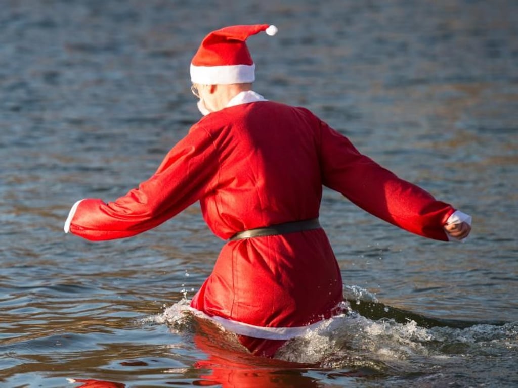 Holt sich dieser Weihnachtsmann etwa eine kleine Abkühlung? Foto: Bernd von Jutrczenka