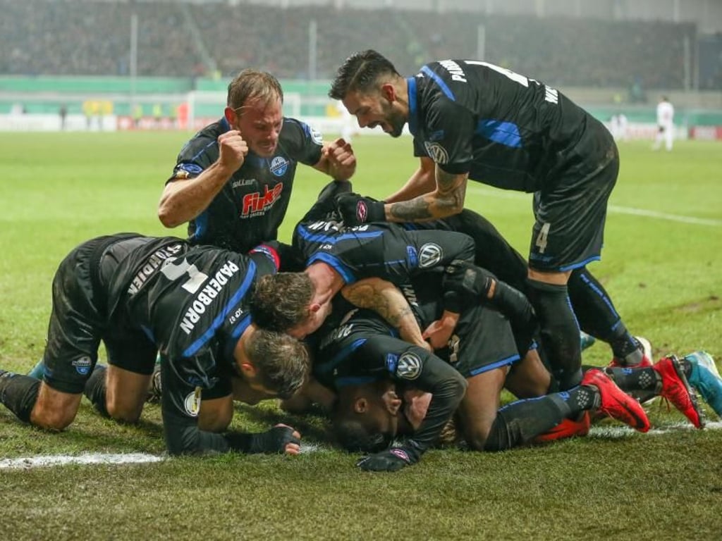 Der Paderborner Torschütze Ben Zolinski (unten) feiert seinen Treffer zum 1:0 mit seinen Teamkollegen. Foto: Friso Gentsch