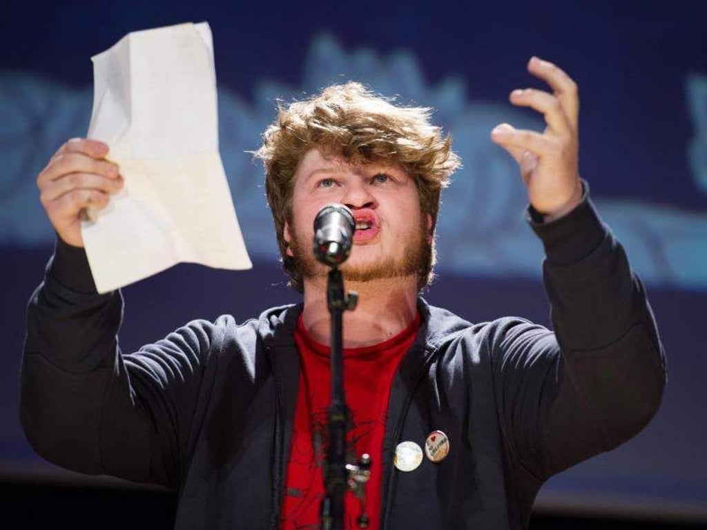 Poetry Slammer Jan Philipp Zymny steht auf der Bühne. Foto: Uwe Anspach/Archiv