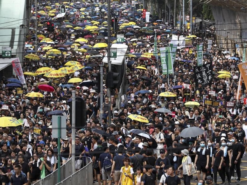 Hunderttausende Demonstranten ziehen durch Hongkong. Foto: Vincent Yu/AP