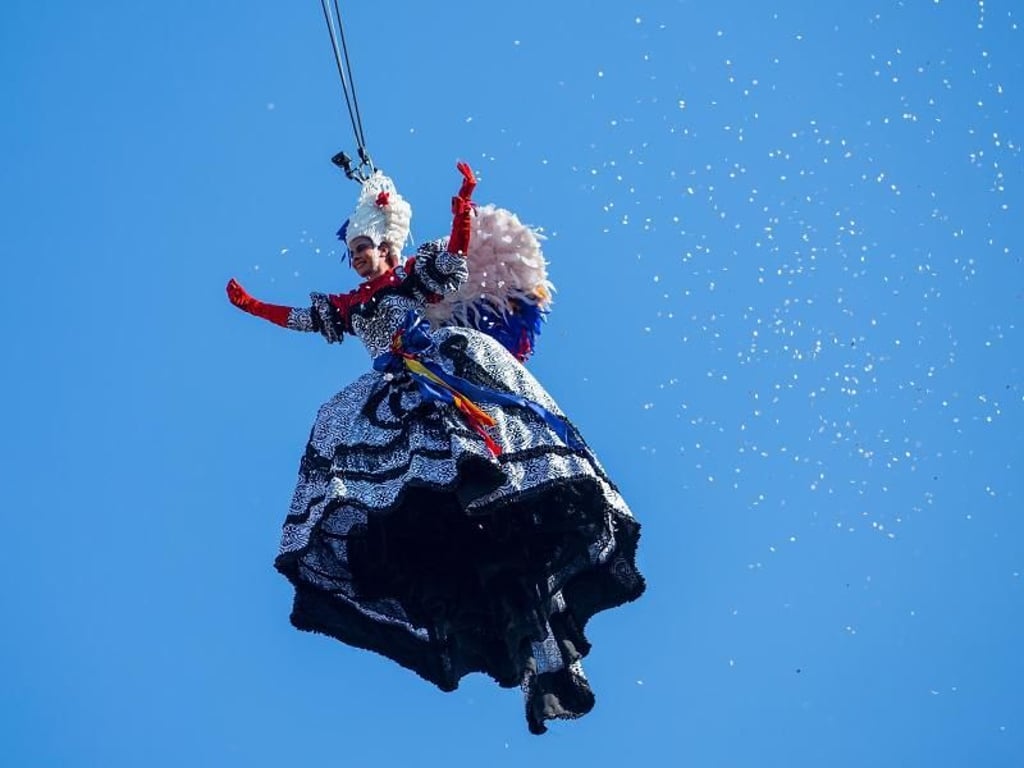 Elisa Costantini schwebt beim Karneval in Venedig auf den Markusplatz. Foto: Jin Yu