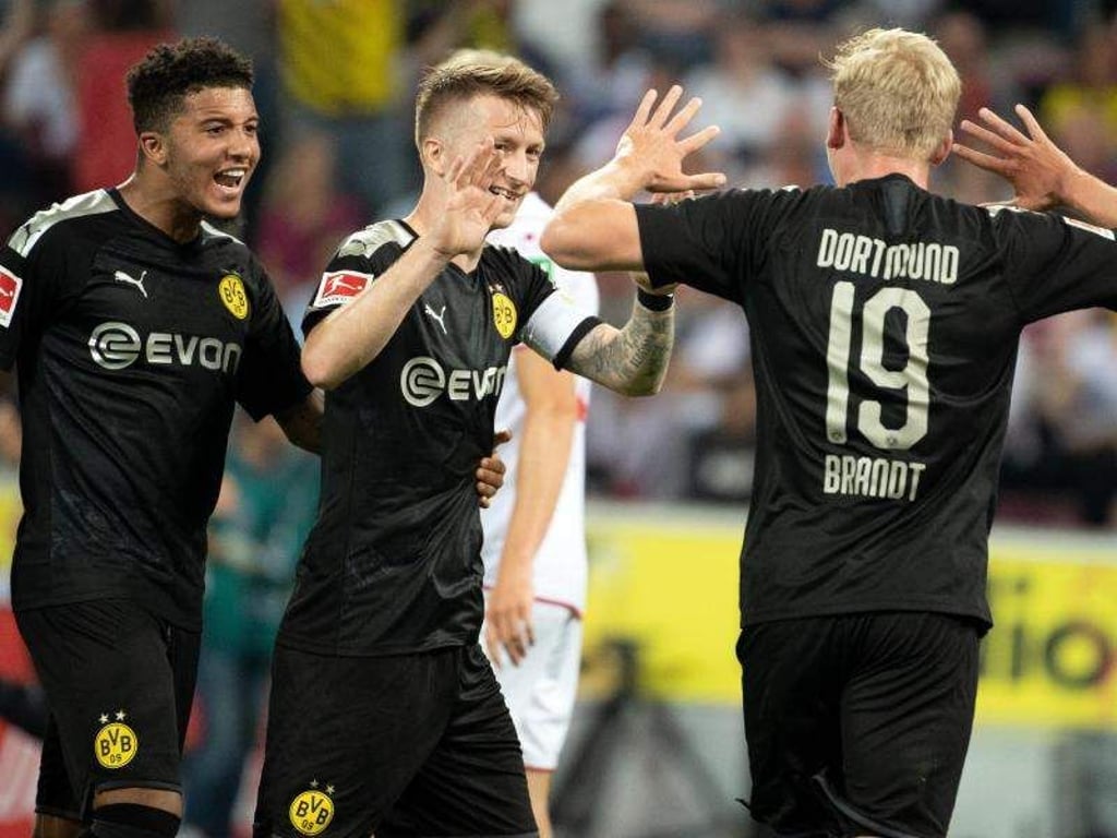 Dortmunds Jadon Sancho (l-r), Marco Reus und Julian Brandt feiern das Tor zum 2:1. Foto: Federico Gambarini