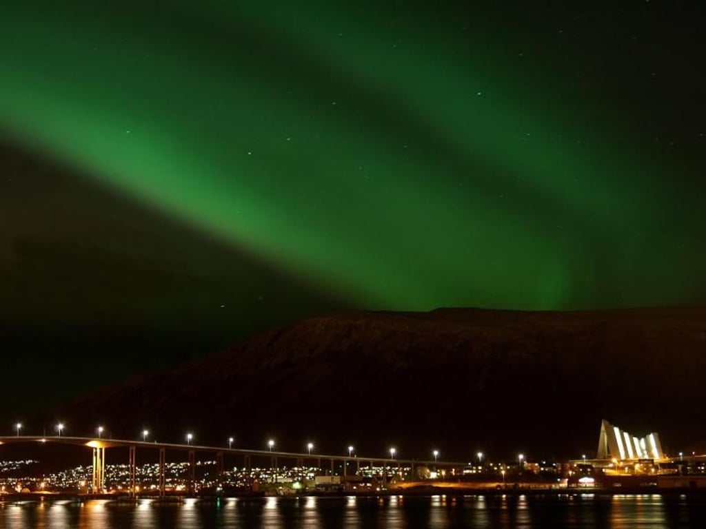 Nordlichter über Tromsö: Das Himmelsphänomen lässt sich im Norden Europas in den Wintermonaten beobachten. Foto: Gaute Bruvik