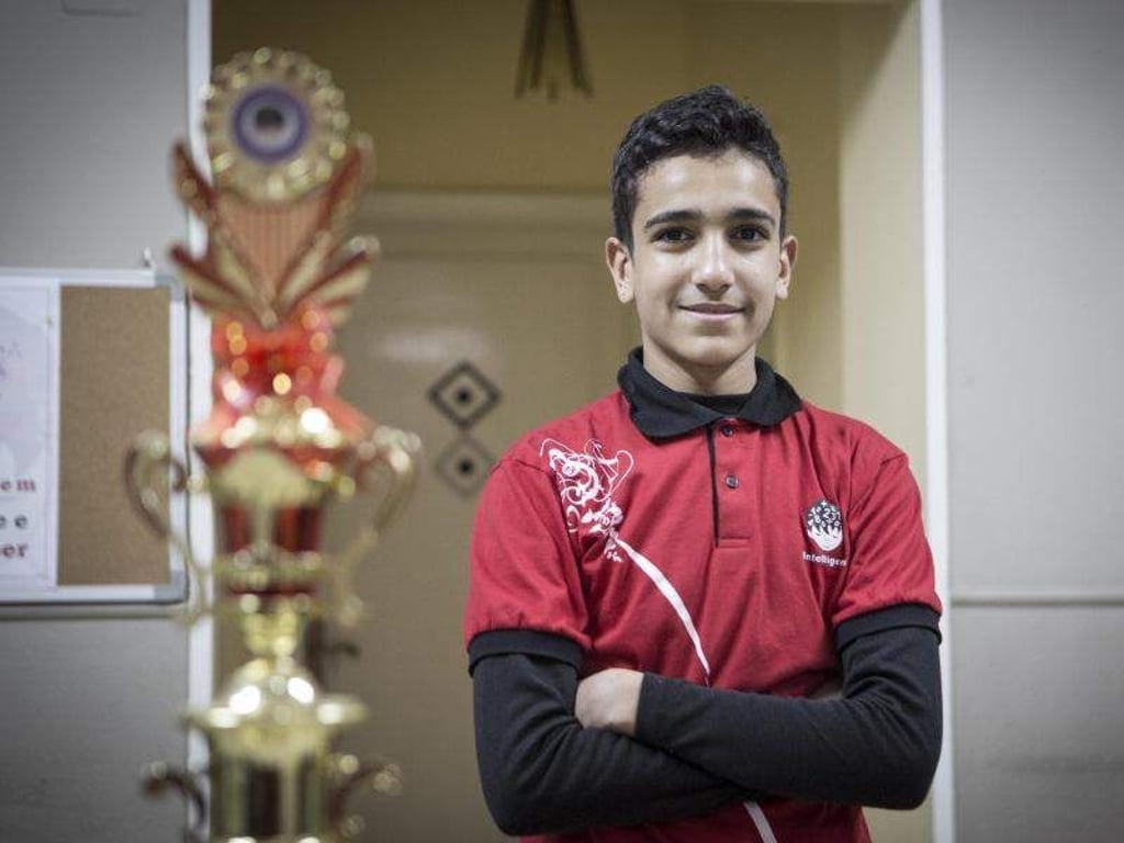 Der 13-jährige Ägypter Abdel Rahman Hussein neben der Trophäe, mit der er als «klügstes Kind der Welt» ausgezeichnet worden ist. Foto: Abdel Rahman Hussein