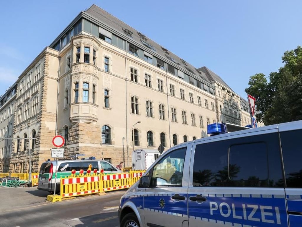 Polizisten sichern vor Prozessbeginn das Amtsgericht in Leipzig. Foto: Jan Woitas