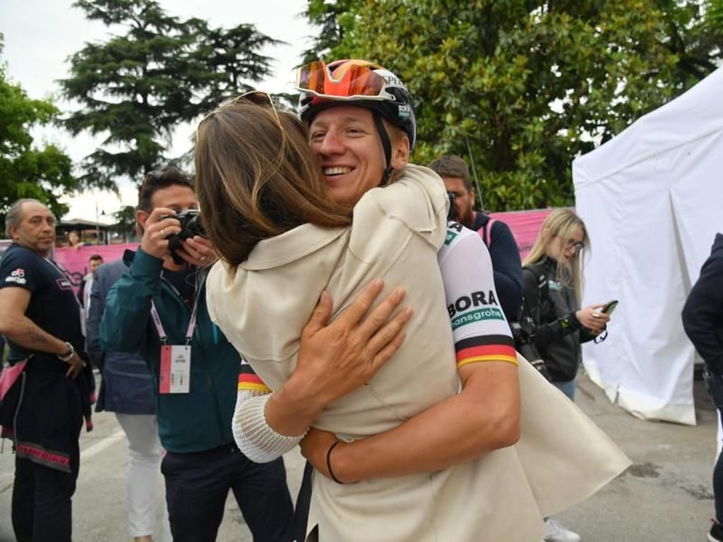 Pascal Ackermann (r) wird nach der Etappe beglückwünscht. Foto: Gian Mattia D'alberto/Lapresse via ZUMA Press