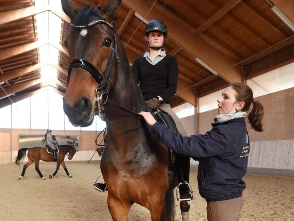 Spaß am Umgang mit den Kunden ist in dem Job ein Muss: Sophia Mann (r) gibt als Pferdewirtin auch Reitunterricht. Wichtig ist deshalb, kommunikativ zu sein. Foto: Tobias Hase
