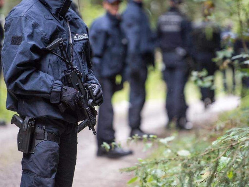 Polizeibeamte durchsuchen nach dem Familiendrama mit drei Toten ein Waldstück bei Villingendorf. Der Täter ist noch auf der Flucht. Foto: Sebastian Gollnow