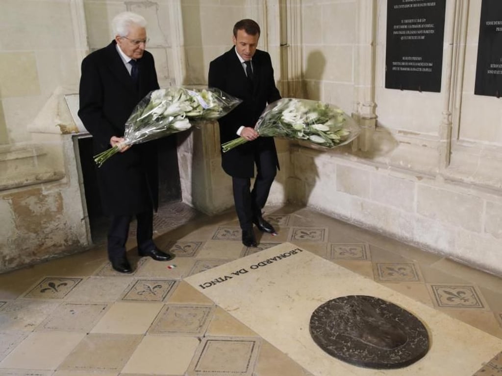Emmanuel Macron (r), Präsident von Frankreich, und Sergio Mattarella, Präsident von Italien, legen Blumen am Grab von Leonardo Da Vinci nieder. Foto: Philippe Wojazer/AP