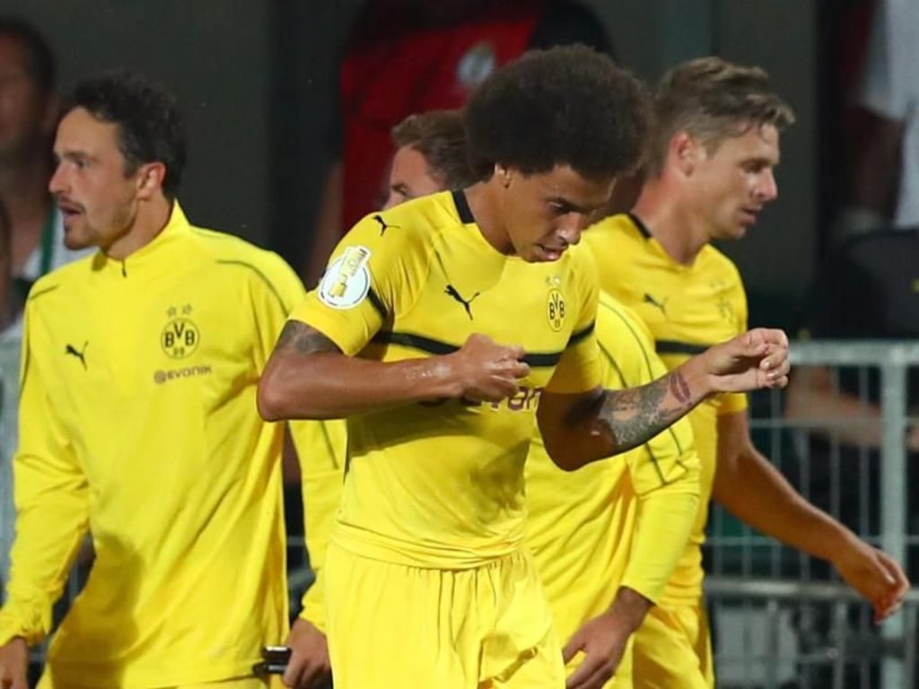Axel Witsel (M) hat mit seinem Treffer zum 1:1 in der Nachspielzeit Borussia Dortmund in die Verlängerung gegen Fürth gerettet. Foto: Daniel Karmann