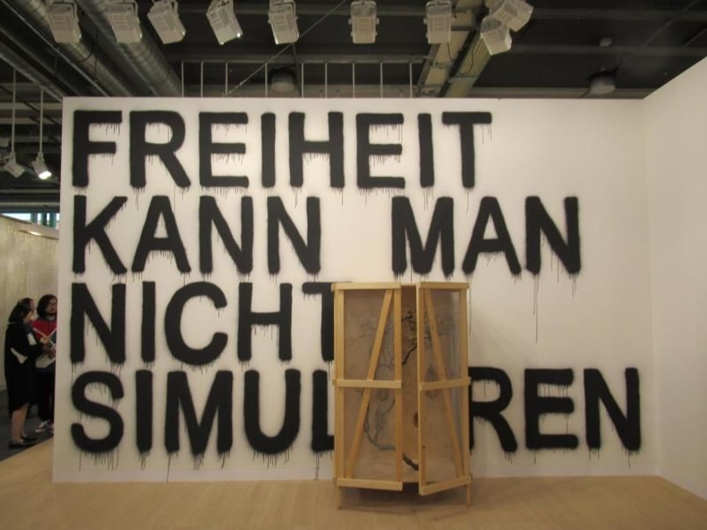 Eindeutiges Statement: «Freiheit kann man nicht simulieren» von Rirkrit Tiravanija. Foto: Sabine Glaubitz