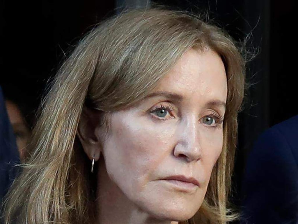 Schauspielerin Felicity Huffman verlässt das Gericht nach ihrer Verurteilung. Foto: Elise Amendola/AP
