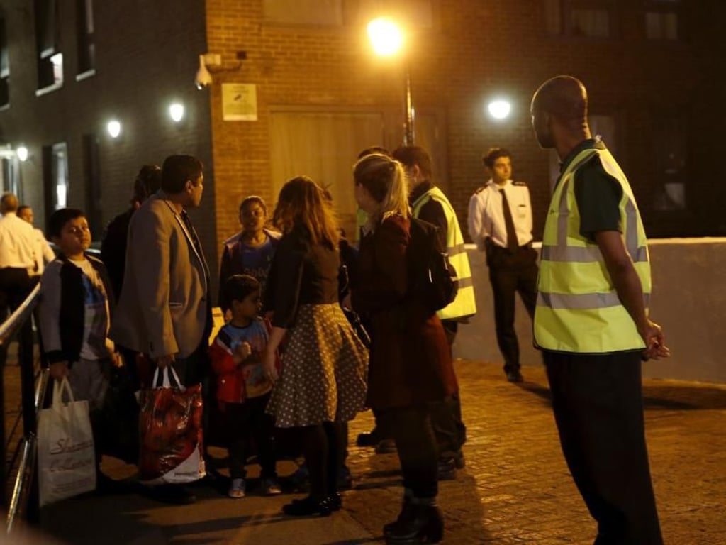 Aus Gründen der Sicherheit müssen Bewohner in London ihre Wohnungen verlassen. Viele Hochhäuser haben eine ähnliche Fassade wie der ausgebrannte Grenfell Tower. Foto: Alastair Grant