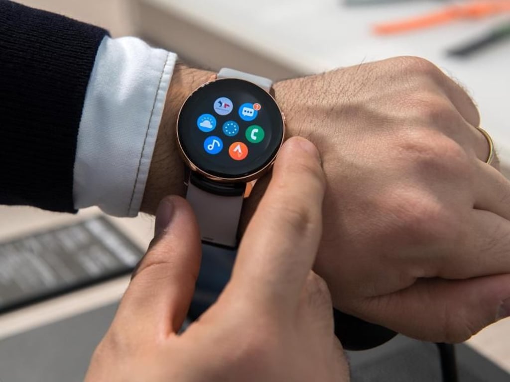 Zwischen Smartwatch und Fitnessuhr: Samsung Smartwatch Galaxy Watch Active ist gegenüber früheren Modellen in Gewicht und Durchmesser reduziert. Foto: Andrea Warnecke