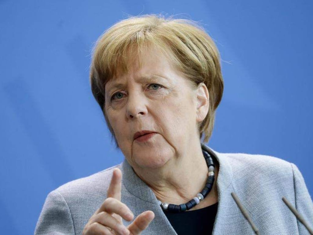 Bundeskanzlerin Angela Merkel (CDU) während einer Unterhaltung. Foto: Kay Nietfeld