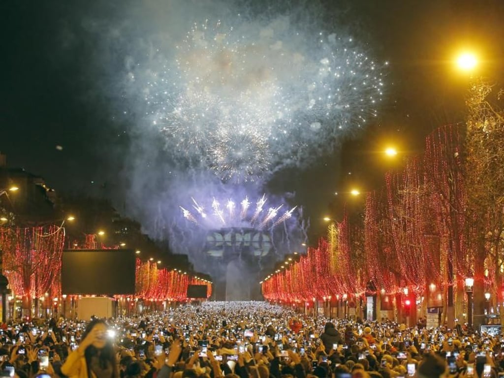 Mit Feuerwerk und einer spektakulären Lichtershow am Triumphbogen haben Tausende in Paris das neue Jahr begrüßt. Foto: Michel Euler/AP