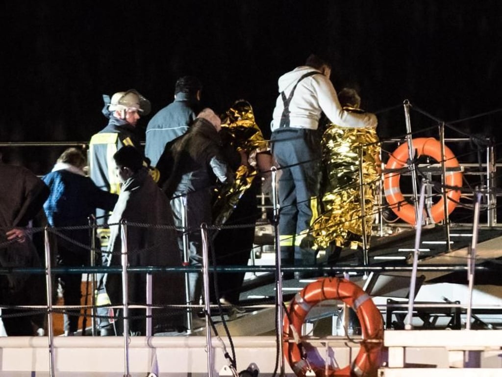 Einsatzkräfte der Feuerwehr helfen bei der Evakuierung des Schiffes. Foto: Marcel Kusch