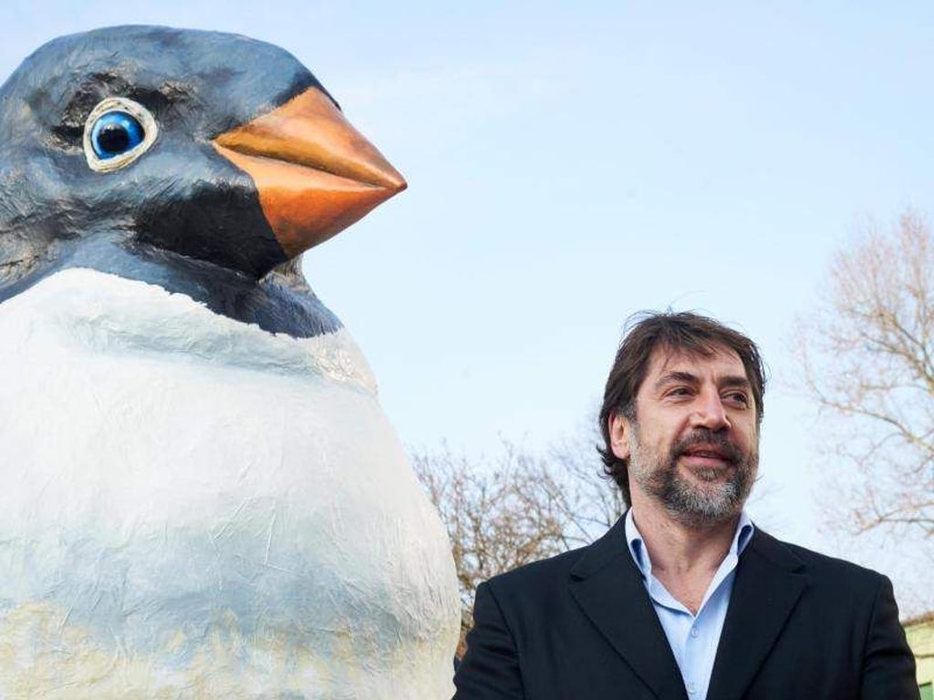 Oscar-Preisträger Javier Bardem neben einem übergroßen Pinguin. Foto: Paul Zinken
