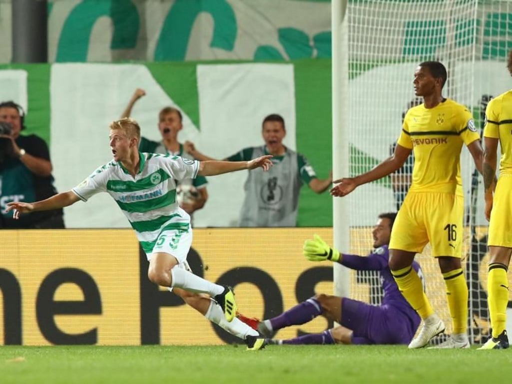 Durch den Treffer des Fürthers Sebastian Ernst (l) stand der BVB kurz vor dem Aus im Pokal. Foto: Daniel Karmann