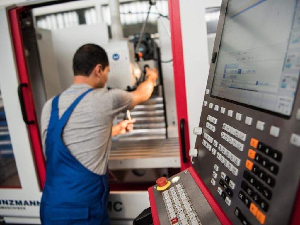 Ein 2012 nach Deutschland Geflüchteter bei der Arbeit während seiner Ausbildung zum Industriemechaniker in Mainz. Foto: Andreas Arnold