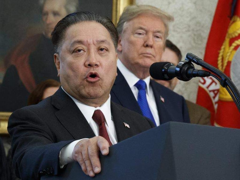 Broadcom-Chef Hock Tan spricht auf einer Veranstaltung im Weißen Haus in Washington, US-Präsident Donald Trump hört zu. Foto: Evan Vucci/AP
