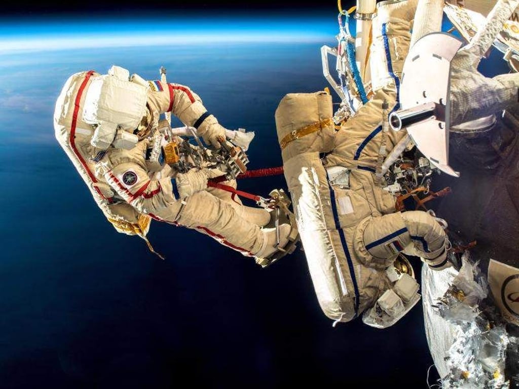 Zwei Kosmonauten überprüfen ein Leck an einer Raumkapsel, das im August einen leichten Druckabfall ausgelöst hatte. Foto: Alexander Gerst/ESA